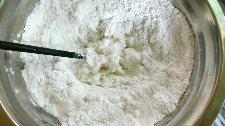 桂花糯米枣,一边用筷子搅拌,小心烫手。