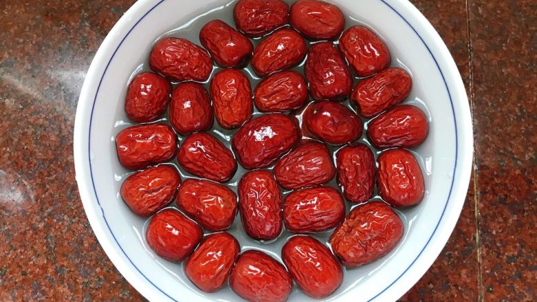 桂花糯米枣,<a style='color:red;display:inline-block;' href='/shicai/ 2470'>红枣</a>泡水一小时,泡软。我这个枣是没洗过的,有点硬,上面还有灰,得洗净,如果枣是那种软的,已洗过的,就不用泡水。