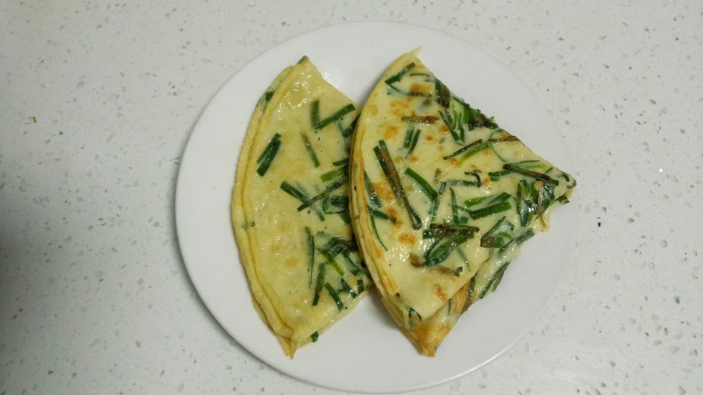 韭菜鸡蛋煎饼,放入盘中,上述材料可以做2张韭菜鸡蛋煎饼哦!
