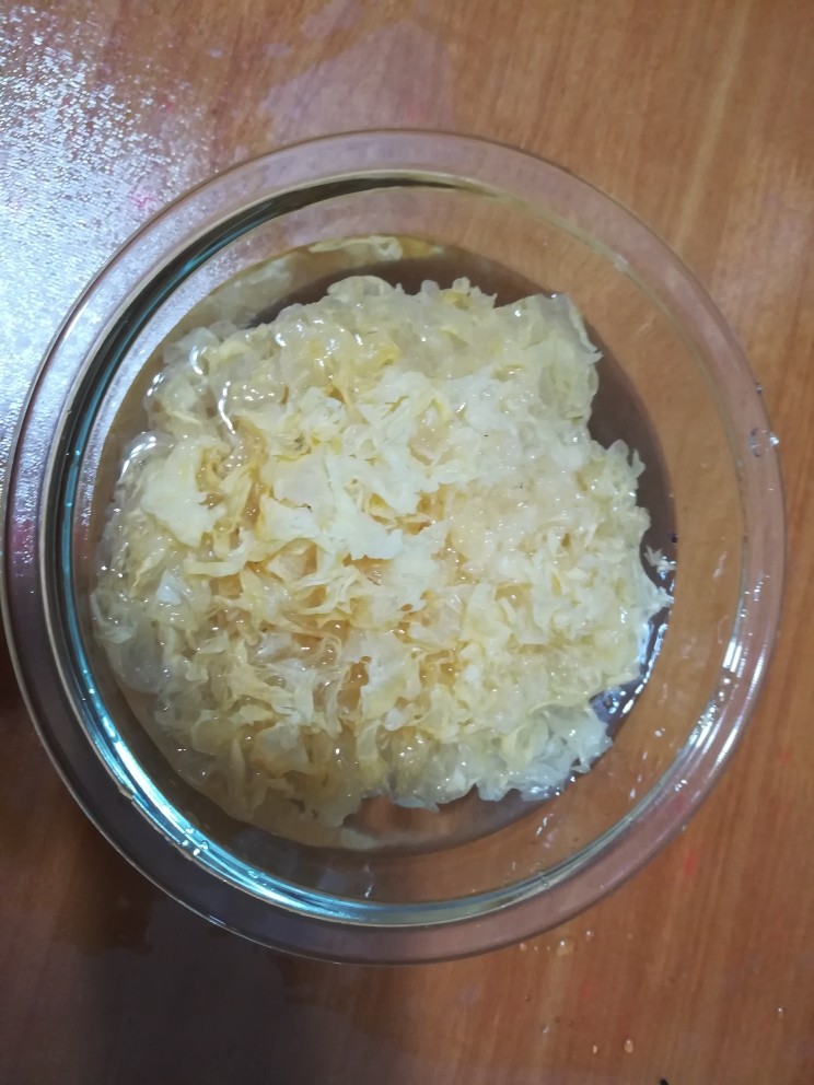 #客家美食#酸酸甜甜的清补凉,<a style='color:red;display:inline-block;' href='/shicai/ 232'>银耳</a>,这是必须的,泡发2个小时以上哦,我这是原产地,我老家的古田买的,特别好,口感超级棒。