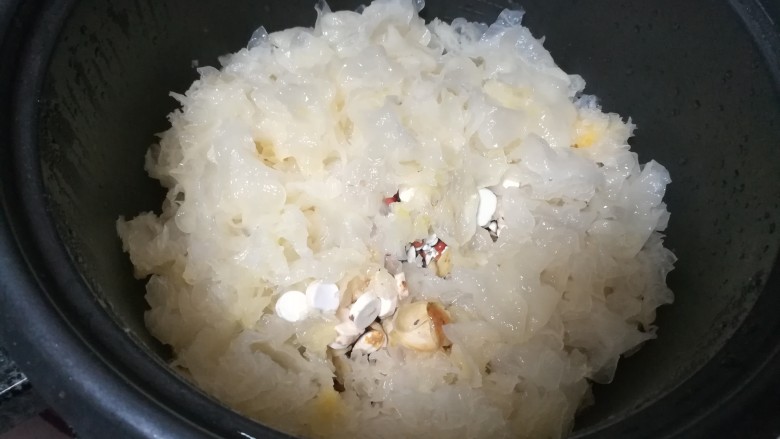 #客家美食#酸酸甜甜的清补凉,银耳撕成小朵,和其他食材放进电饭锅。