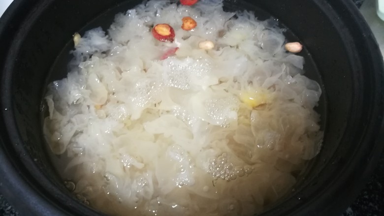 #客家美食#酸酸甜甜的清补凉,加上清水,多加点哦,因为煮的时间比较长。