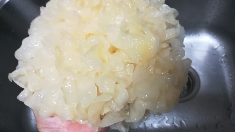 #客家美食#酸酸甜甜的清补凉,泡好的银耳是不是特别漂亮,一个巴掌都放不下了,特别丰腴的感觉。