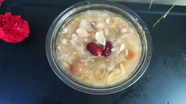 #客家美食#酸酸甜甜的清补凉,冷藏或冰冻一会儿以后再喝,口感更佳哦,我不能吃冰冷的食物,所以就稍微加热一下喝。
味道真的超级棒呢,夏天快来了,它绝对是一道非常解渴解暑,预防各种疾病的靓汤!