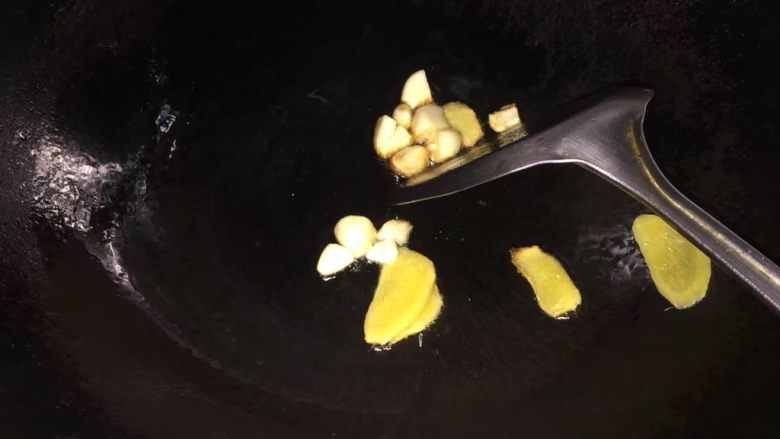 吮指酸辣小呀小龙虾(*^◯^*),待锅烧热后倒入食用用(热锅凉油),放入蒜瓣和姜片轻炒出淡淡蒜味儿