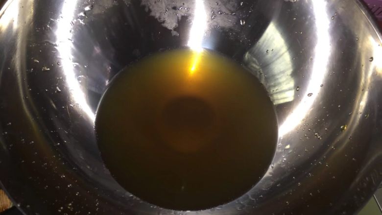 吮指酸辣小呀小龙虾(*^◯^*),锅中倒入一些清水,放入料包所有食材和小龙虾一起大火煮,见水煮开后转中小火继续煮上半小时左右(其让小龙虾入味,更香一些)煮好后剩下的汁液(后面统称料汤吧)留着待用