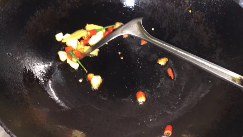 吮指酸辣小呀小龙虾(*^◯^*),火候掌握不能太大哦,加入小米椒爆炒(飘着一缕香气(^∇^)