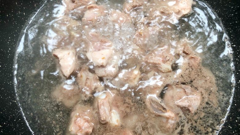 排骨面,排骨煮出血末,马上倒入冷水冲凉
