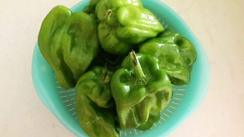 头伏饺子 鲜香的麻椒猪肉馅水饺,把麻椒清洗干净,沥干水份