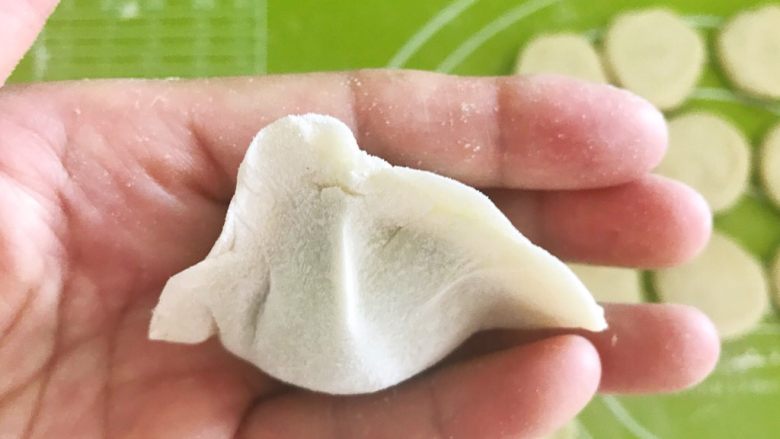 头伏饺子 鲜香的麻椒猪肉馅水饺,再把面皮左边捏合,饺子包好了