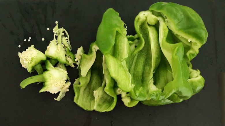 头伏饺子 鲜香的麻椒猪肉馅水饺,切去麻椒蒂和里面的麻椒籽,