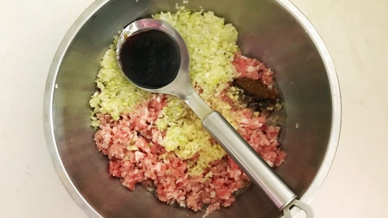 头伏饺子 鲜香的麻椒猪肉馅水饺,加入1勺<a style='color:red;display:inline-block;' href='/shicai/ 788'>生抽</a>