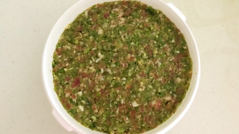 头伏饺子 鲜香的麻椒猪肉馅水饺,把调好的麻椒肉馅装入保鲜盒