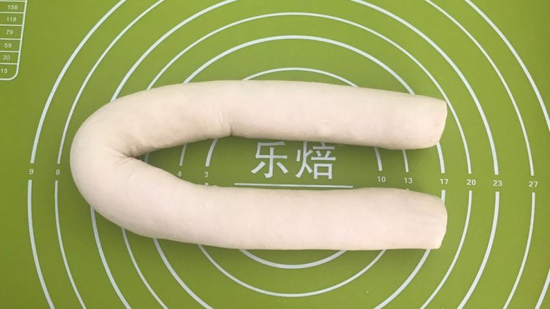 头伏饺子 鲜香的麻椒猪肉馅水饺,把面团揉成光滑的直径2.5㎝的长条