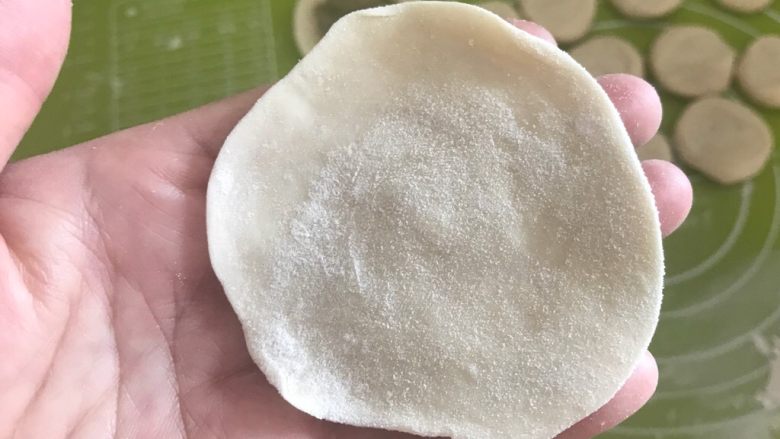 头伏饺子 鲜香的麻椒猪肉馅水饺,取一个面皮