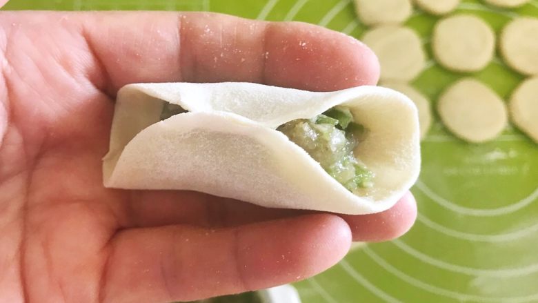 头伏饺子 鲜香的麻椒猪肉馅水饺,先把面皮中间捏住
