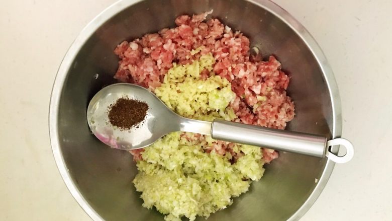 头伏饺子 鲜香的麻椒猪肉馅水饺,加入2克<a style='color:red;display:inline-block;' href='/shicai/ 12043'>花椒粉</a>