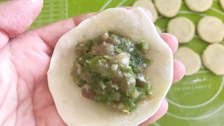 头伏饺子 鲜香的麻椒猪肉馅水饺,加入1勺麻椒猪肉馅料