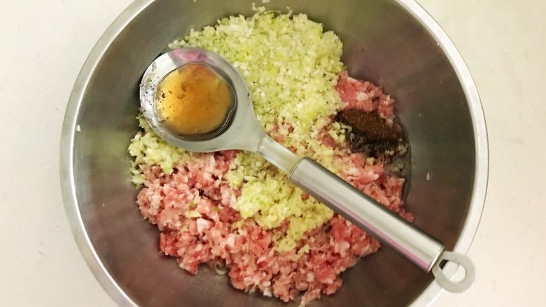 头伏饺子 鲜香的麻椒猪肉馅水饺,加入半勺<a style='color:red;display:inline-block;' href='/shicai/ 718'>料酒</a>
