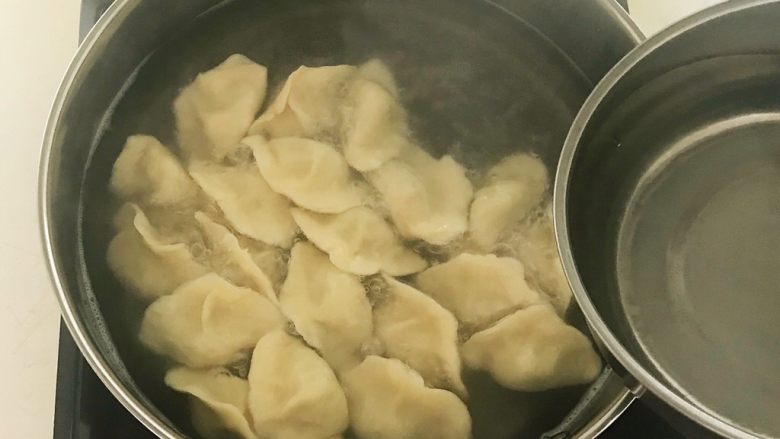 头伏饺子   鲜香的麻椒猪肉馅水饺,开锅后掀开锅盖，再加入80ml冷水