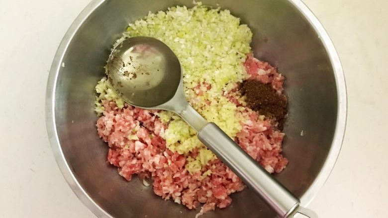 头伏饺子 鲜香的麻椒猪肉馅水饺,加入1勺大豆色拉油