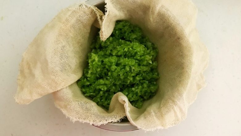 头伏饺子 鲜香的麻椒猪肉馅水饺,取一勺麻椒丁放在纱布上