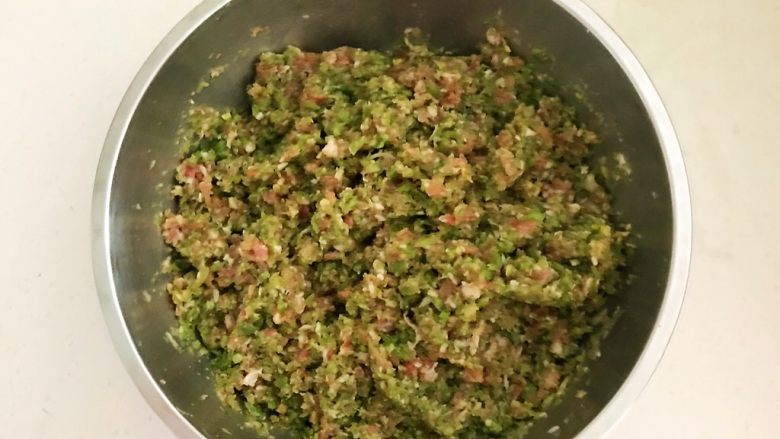 头伏饺子 鲜香的麻椒猪肉馅水饺,顺着一个方向充分调匀