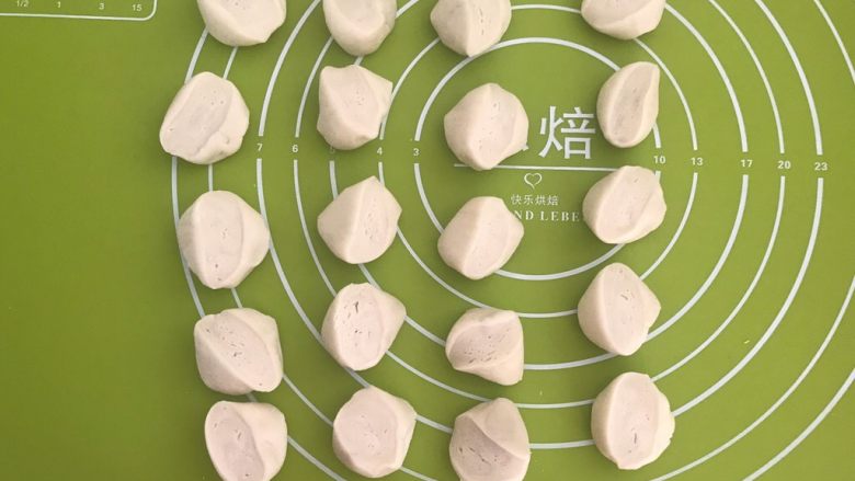 头伏饺子 鲜香的麻椒猪肉馅水饺,切成1㎝厚的小块