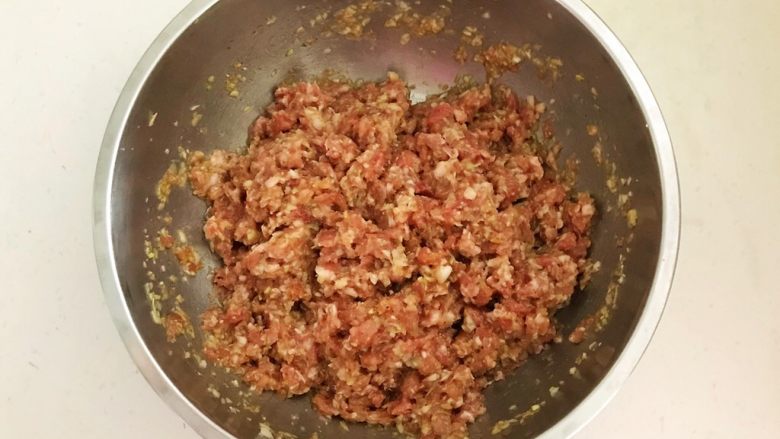 头伏饺子 鲜香的麻椒猪肉馅水饺,顺着一个方向充分调匀