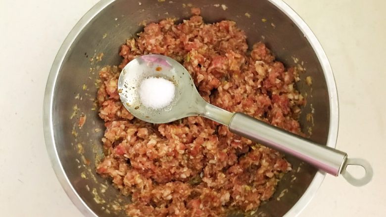 头伏饺子 鲜香的麻椒猪肉馅水饺,调匀,再加入2克精盐