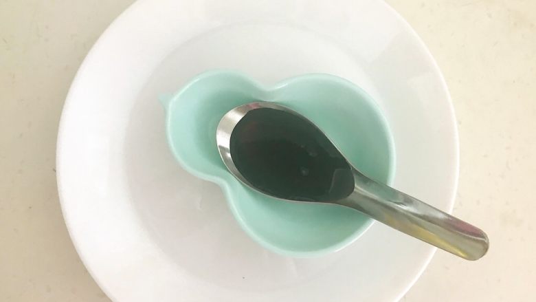 头伏饺子 鲜香的麻椒猪肉馅水饺,调制饺子蘸汁:取一个小盘,加入1勺生抽