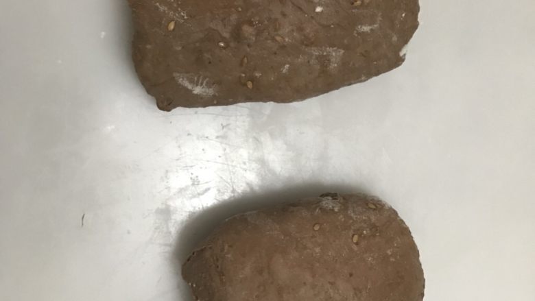 全麦亚麻籽核桃可可软欧,把面团均分两份,三折后松弛15分钟。