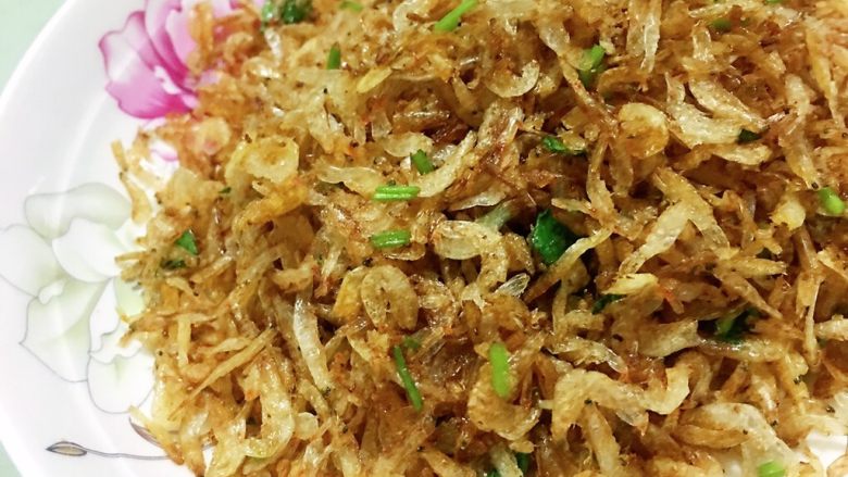 素炒虾皮,咸香美味，又补钙，是老年、儿童、孕妇补钙的好食品。