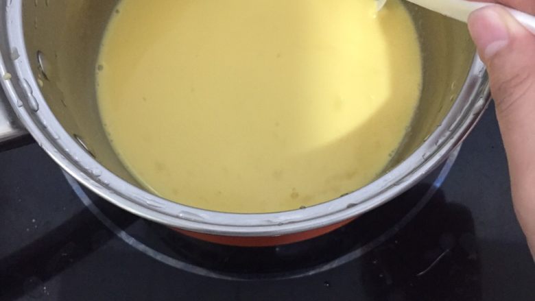 寶寶輔食之香甜玉米糊,小火煮沸,一定要一邊煮一邊攪拌,不然會粘底糊掉哦~「順求一下各姐妹有沒有好一點的不粘奶鍋介紹一下」