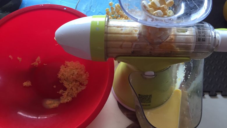 寶寶輔食之香甜玉米糊,我是用果語的榨汁機。雖然手搖很麻煩,但清洗超簡便~