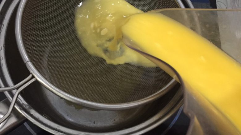 寶寶輔食之香甜玉米糊,過濾到奶鍋。要想糊糊細膩,就過濾一下,我小寶8個月,我是過濾的。大一點的寶寶可以不過濾。