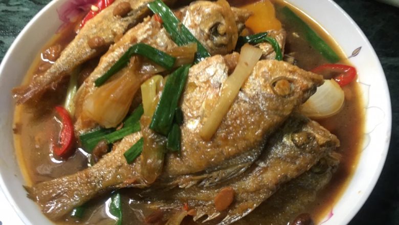 红豆鼓海鱼煮酱油水
(海鱼酱油水),盛出,装盘。