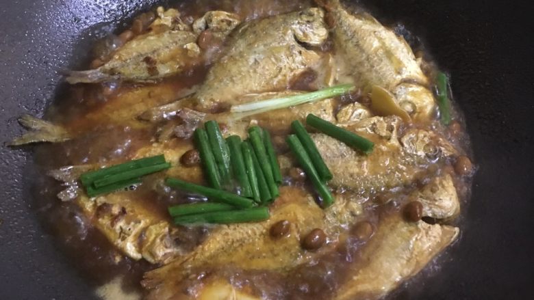 红豆鼓海鱼煮酱油水
(海鱼酱油水),烧开让其翻滚一会儿,让鱼更入味,快好时放入葱段和红椒。