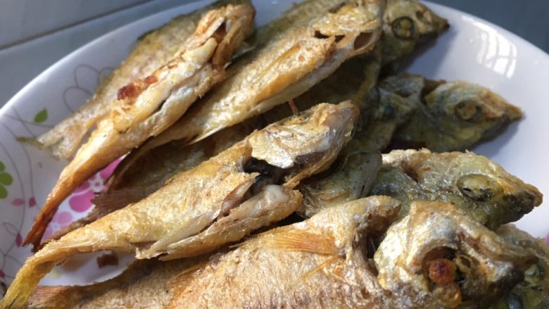 红豆鼓海鱼煮酱油水
(海鱼酱油水),稍微煎一下,外面大排档是没煎,我喜欢煎一下比较香,不煎也行,可跳过这一步。