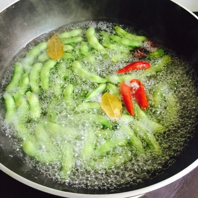 水煮毛豆,大火煮五分钟即可!煮毛豆的时候忌盖上锅盖