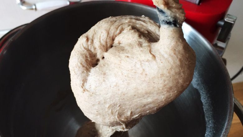 黑麦餐包,再搅拌10分钟,面团已经可以初出膜。