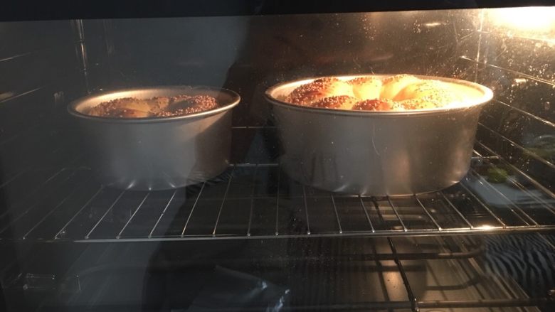 牛奶花环面包,烤箱设置180度上火,160度下火,中层烘烤30分钟左右即可。烘烤20分钟左右表皮变金黄色后要及时加盖锡纸继续烘烤,烘烤时间要充足才能口感好又好脱模。