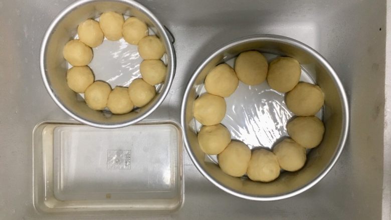 牛奶花环面包,放在温暖湿润处密封发酵30分钟左右,我是放在泡沫箱子里,里面放上一盆烧烫了的水,密封发酵,效果不错。