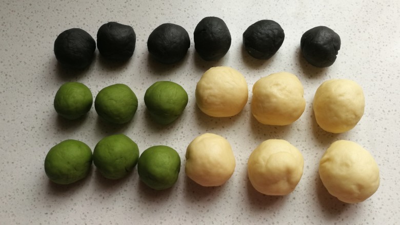 抹茶豹纹水立方吐司,然后把三种颜色的面团分别分成均匀的六小份滚圆,并盖上保鲜膜静置10~15分钟左右