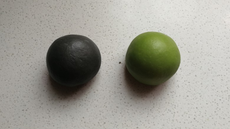 抹茶豹纹水立方吐司,分好的两份小面团分别加入抹茶粉和<a style='color:red;display:inline-block;' href='/shicai/ 211839'>竹炭粉</a>揉均匀,即得到黑色和绿色两份小面团