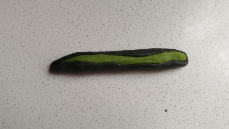抹茶豹纹水立方吐司,把两边捏起来包住绿色面团,随意捏几下,不要包全,这样更自然