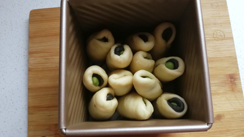 抹茶豹纹水立方吐司,再摆入水立方模具中,随意摆放,不要摆整齐