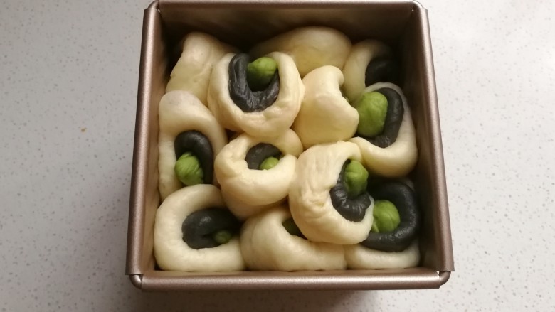 抹茶豹纹水立方吐司,发酵至九分满模时盖上盖子,放入预热好的烤箱中层上下火180度烤约30分钟
