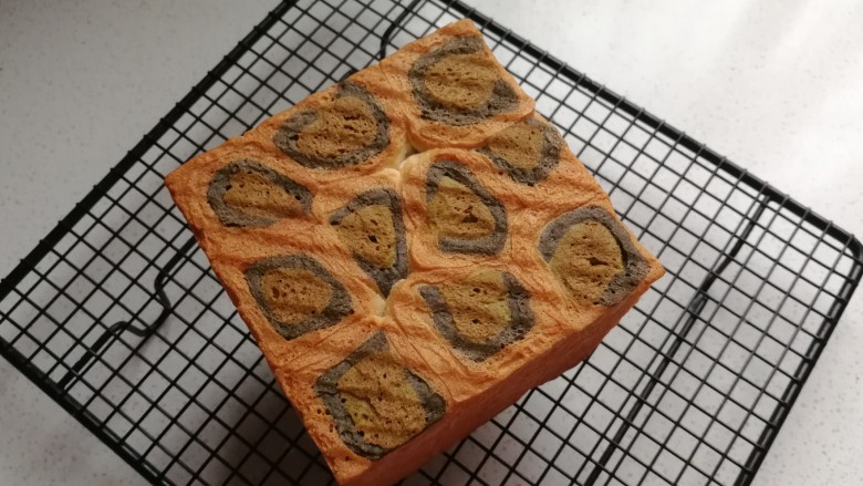 抹茶豹纹水立方吐司,烤好后脱模晾凉,然后切片食用。