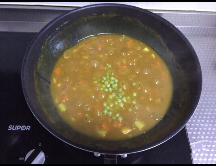 咖喱鸡饭,最后加入青豆再煮两分钟,至浓稠即可关火